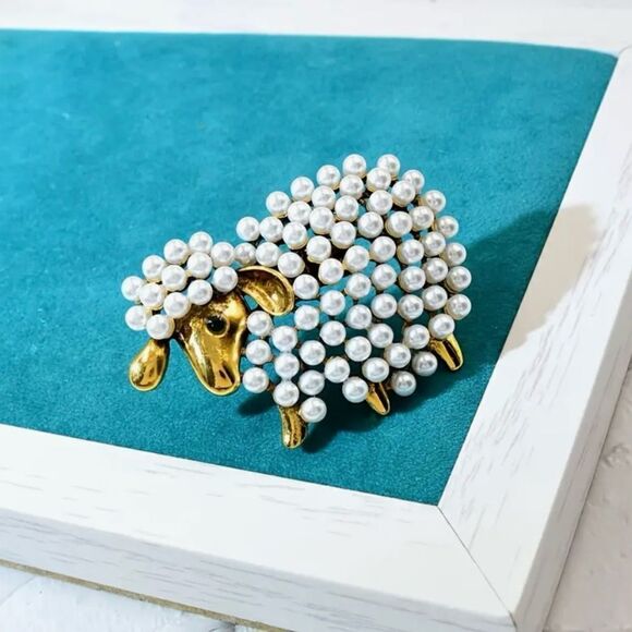 🐑 Betsey Johnson sweet pearl adorned sheep brooch 🐑 - Picture 6 of 7